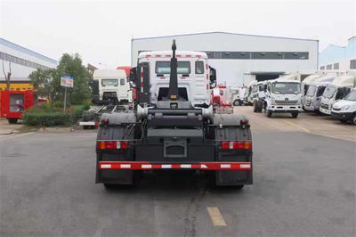 重汽汕德卡前四后八勾臂垃圾车 城市应急保障的多功能利器