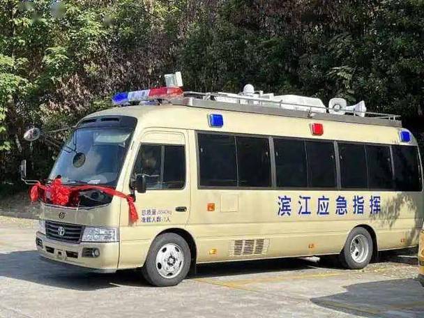 近日,滨江区应急管理局举行应急指挥车和抢险救援车交接仪式